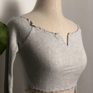 Some grey “v” cut long sleeve crop top.
